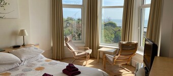 Bermuda House with parking, good sea view and minutes from beach and shops