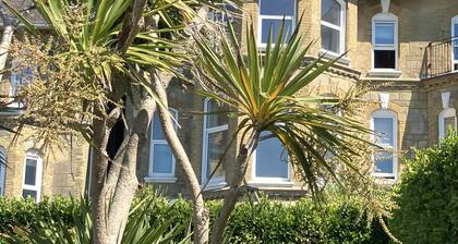 Bermuda House with parking, good sea view and minutes from beach and shops