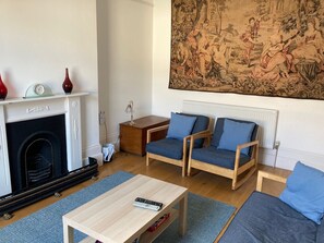 Smart-TV, DVD-Player, Bücher