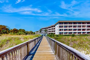 Property grounds - 1st-floor snowbird friendly condo near beach w/ pool, tennis, and pickleball (Hilton Head)
