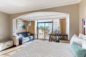 Tabla de planchar con plancha, internet y ropa de cama