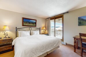 2 bedrooms, internet, bed sheets - Mountain view condo with fireplace & W/D and access to shared hot tub (Crested Butte)