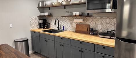 Microwave, cookware/dishes/utensils
