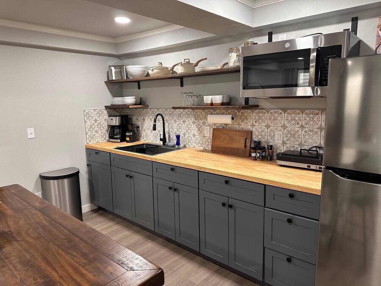 Réfrigérateur, micro-ondes, cafetière/bouilloire, grille-pain