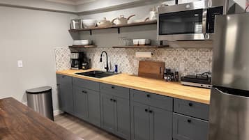 Réfrigérateur, micro-ondes, cafetière/bouilloire, grille-pain