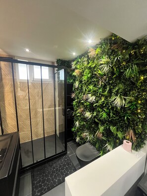 Serviettes fournies, savon, papier toilette