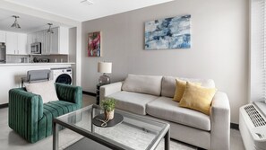 Apartment, 1 Schlafzimmer | Wohnzimmer | 50-Zoll-Fernseher mit Digitalempfang, Tischtennisplatte