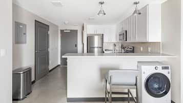 Apartment, 1 Bedroom | Private kitchen | Full-size fridge, microwave, oven, stovetop