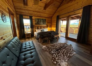 8 Schlafzimmer, Schreibtisch, Bügeleisen/Bügelbrett, Reisekinderbett