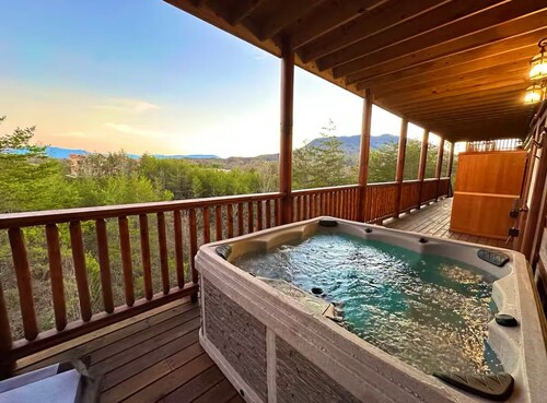 Amazing Brand New 8bdrm Cabin-Pool-Arcades-Gazebo, easy Drive, Sleeps 40