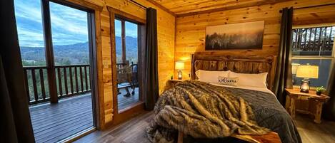 8 Schlafzimmer, Schreibtisch, Bügeleisen/Bügelbrett, Reisekinderbett
