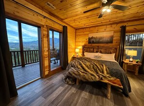 8 soverom, skrivebord, strykejern/-brett og reiseseng for barn