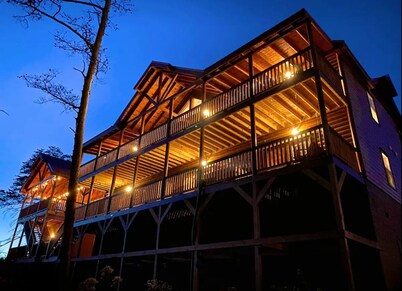 Amazing Brand New 8bdrm Cabin-Pool-Arcades-Gazebo, Sleeps 40