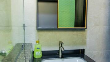 Shower, hair dryer, bidet, towels