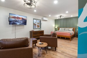 3 habitaciones, escritorio y tabla de planchar con plancha
