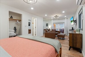 3 habitaciones, escritorio y tabla de planchar con plancha 