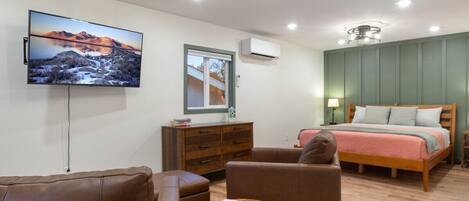 3 chambres, bureau, fer et planche à repasser, lit parapluie