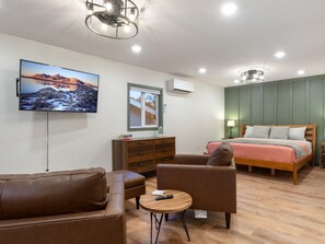 3 chambres, bureau, fer et planche à repasser, lit de bébé portatif