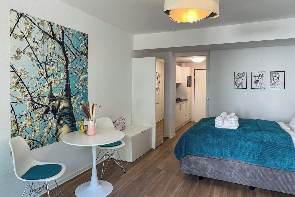 Deluxe Studio | Living area | Flat-screen TV