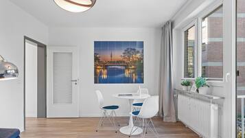 Deluxe-Apartment | Wohnbereich | Flachbildfernseher