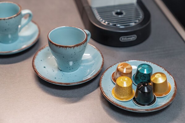 A close-up of a tea set with a teapot, cups, and saucers on a table. - Ankerherz Gäste-Appartements (Hamburg)