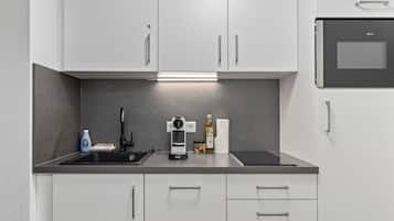 Full-size fridge, microwave, stovetop, dishwasher