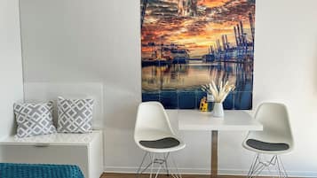 Deluxe-Studio | Essbereich im Zimmer