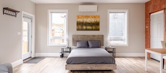 Single Bachelor unit en-suite Across from Google