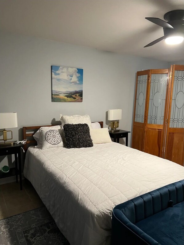 1 bedroom, iron/ironing board, WiFi, bed sheets - Bungalo in quiet, friendly neighborhood, minutes from popular attractions (San Antonio)