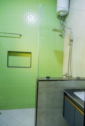 Douche, sèche-cheveux, bidet, serviettes fournies