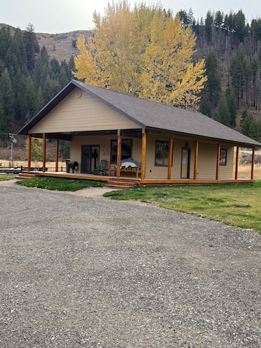 Charming newer 2-bedroom house with WiFi, Dish TV in Pine with wrap around deck.