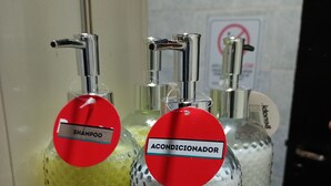 Three bottles of shampoo and conditioner on a shelf. - LODGING NAOMI VILLA UNIÓN PROVINCE OF LA RIOJA  (Villa Unión)