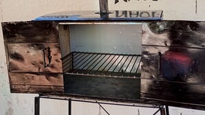 A metal grill with a metal shelf and a metal door. - LODGING NAOMI VILLA UNIÓN PROVINCE OF LA RIOJA  (Villa Unión)