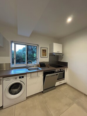 Kjøleskap, mikrobølgeovn, ovn og kokeplater