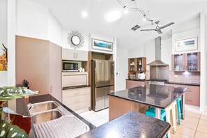 ثلاجة، ميكروويف، فرن، موقد طهي مسطح