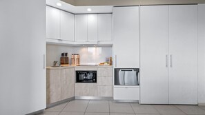 Microondas, placa de cocina, cafetera o tetera y tostadora