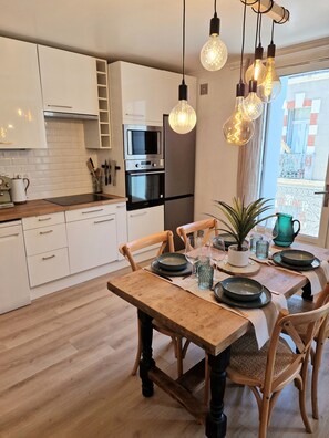 Køleskab, mikrobølgeovn, ovn, kogeplade