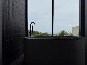 Familievilla | Bad | Dusj, toalettartikler (inkludert), hårføner og håndklær