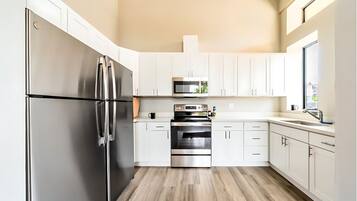 冷蔵庫、電子レンジ、オーブン、コンロ