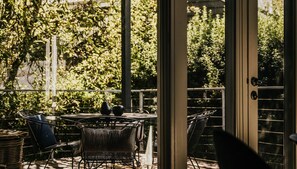Outdoor dining - Boatshed Villas by Istana – Yellow Door (Daylesford)