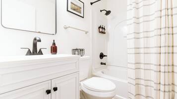 Asciugacapelli, asciugamani, sapone, shampoo