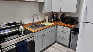 Frigorifero, microonde, forno, piano cottura