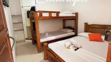 Comfort vierpersoonskamer, uitzicht op binnenplaats | Gratis wifi