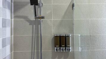 Regadera, tina de hidromasaje, secadora de cabello, toallas