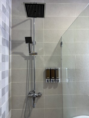 Dusche, Whirlpool, Haartrockner, Handtücher