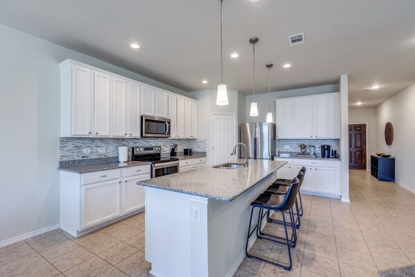 Een magnetron, een oven, een kookplaat, een vaatwasser