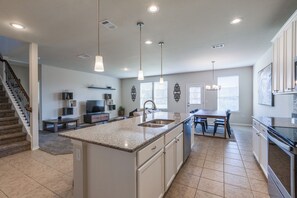 Een magnetron, een oven, een kookplaat, een vaatwasser