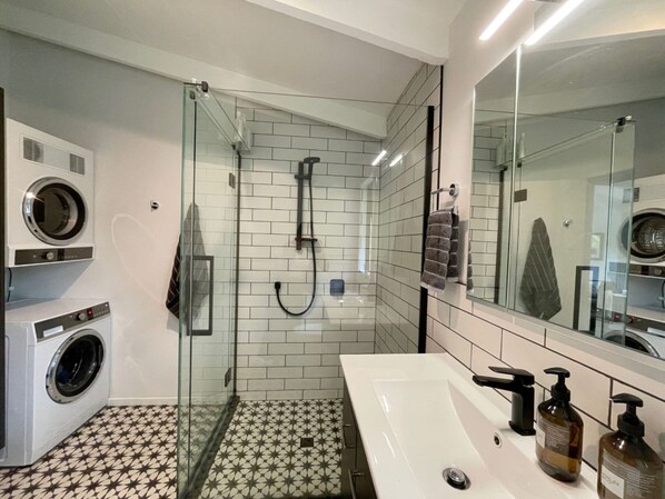 Shower, hair dryer, towels, shampoo - Tui Cottage -  Walk to Onetangi Beach (Waiheke Island)