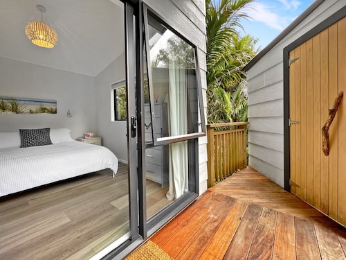 Tui Cottage - Onetangi Beach Retreat