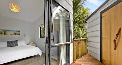 Tui Cottage - Onetangi Beach Retreat